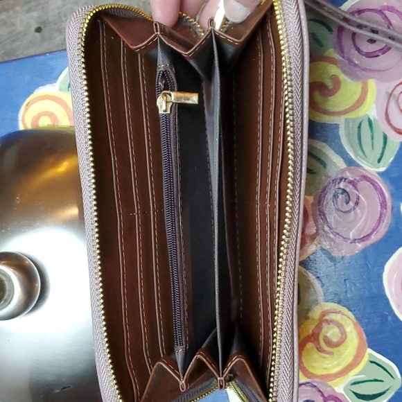 Mauve wallet zip closure wrist strap bow detail 3 sections - Picture 3 of 10